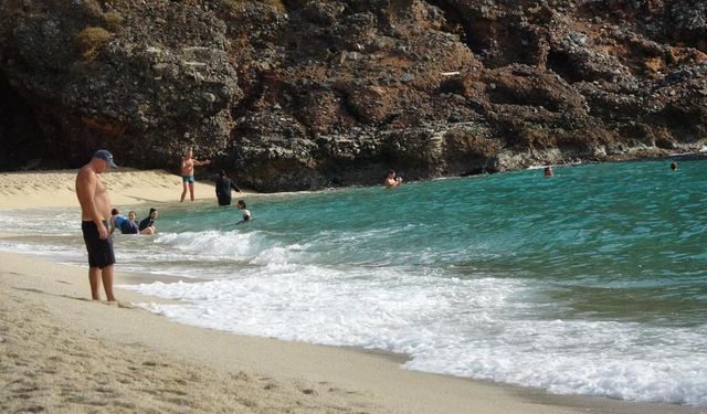 Alanya'da kasım ortasında deniz keyfi