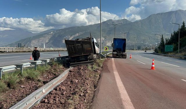 Frenleri tutmayan kamyon bariyere çarptı: 1 yaralı