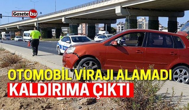 Otomobil virajı alamadı, kaldırıma çıktı