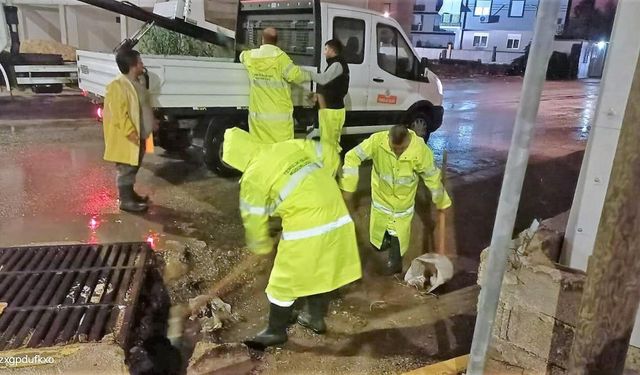 Antalya'da su taşkınına karşı gece mesaisi