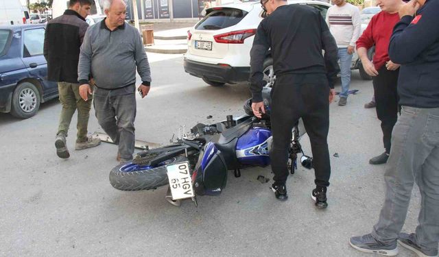 Motosiklet ile Otomobil çarpıştı! Sürücü yaralandı