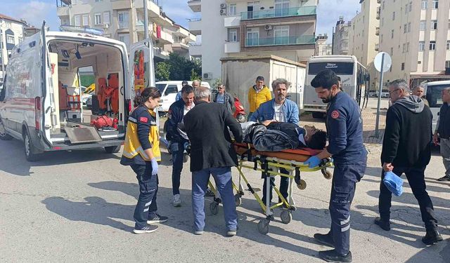 Hafif ticari araç motosikletle çarpıştı: 2 yaralı