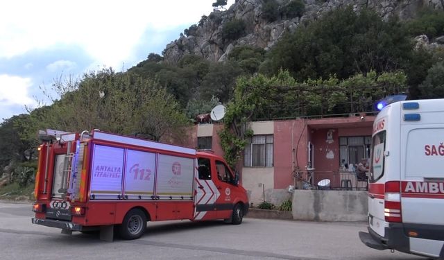 Bunalıma girip kayalıklara çıktı! Ekipler ikna etti
