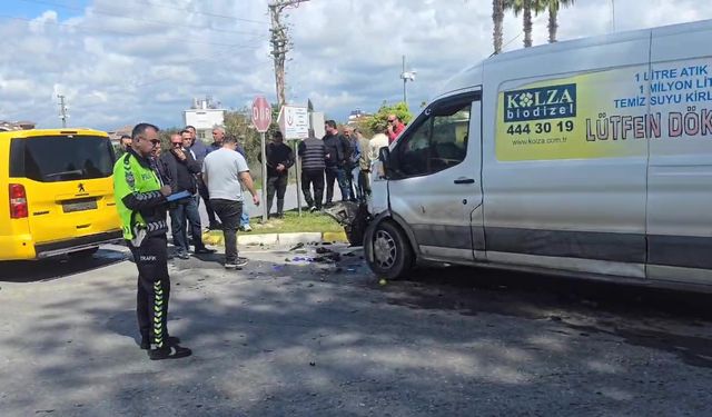 Antalya'da taksi ile kamyonet çarpıştı: 4 yaralı