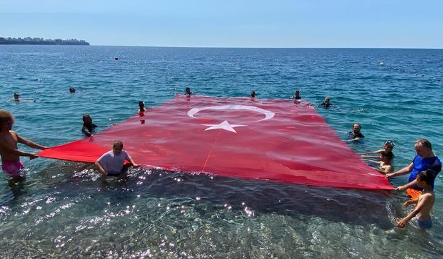 19 Mayıs’ı denizde dev Türk bayrağı açarak kutladılar