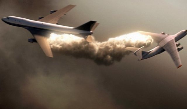 3 askeri uçak havada çarpıştı: 1 pilot hastaneye kaldırıldı