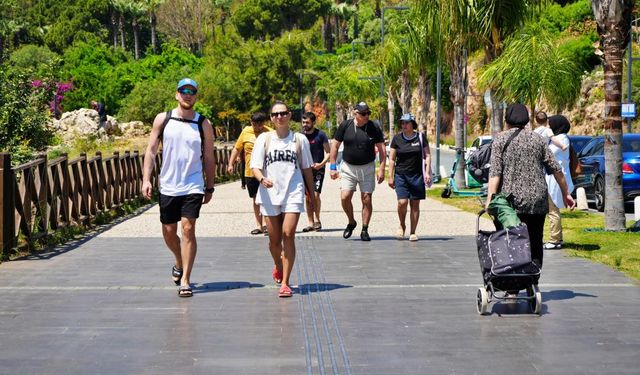 Termometreler 28 dereceyi gösterdi, tatilciler denize akın etti