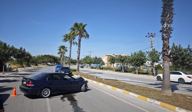 Önce kaldırıma, ardından direğe çarparak durabildi: 1 yaralı