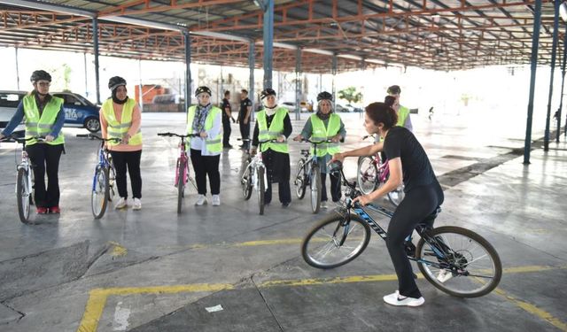 Kepez'de bisiklet sürme eğitimleri veriliyor