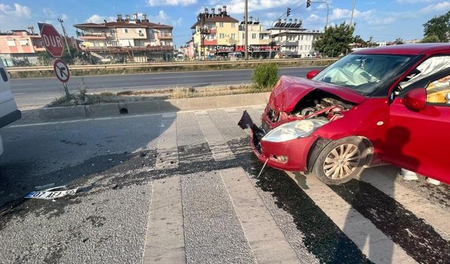 Manavgat'ta otomobil ile kamyonet çarpıştı: 1 yaralı