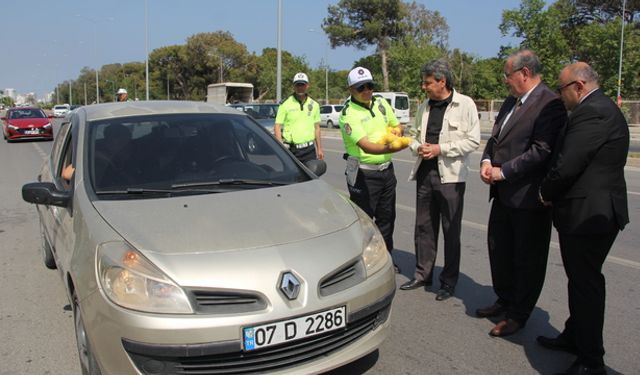 Trafik haftası sıcak başladı: Polis limonata dağıttı!