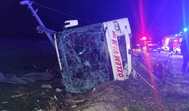 Van’da yolcu otobüsü devrildi: 28 Yaralı