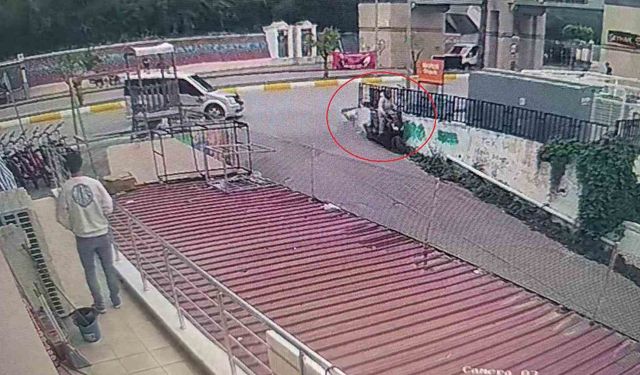 Motosiklet önce otomobile, ardından da duvara çarptı