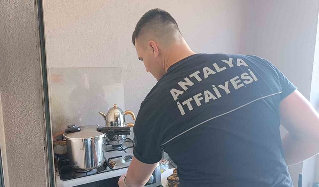 Antalya'da tencerenin dumanları itfaiyeyi alarma geçirdi