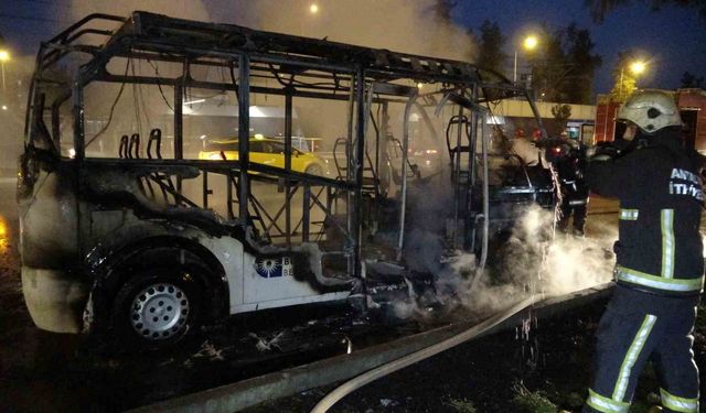 Antalya'da yolcu minibüsü alev alev yandı