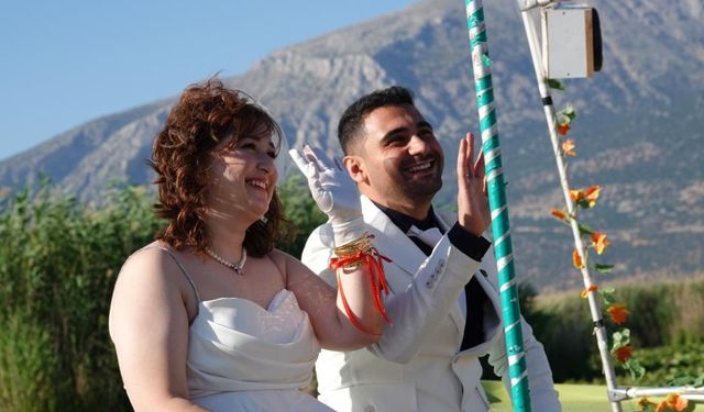 Nilüferler arasında genç çift dünyaevine girdi