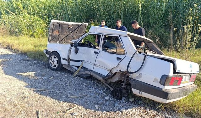 Tur midibüsüyle çarpışan Tofaş hurdaya döndü