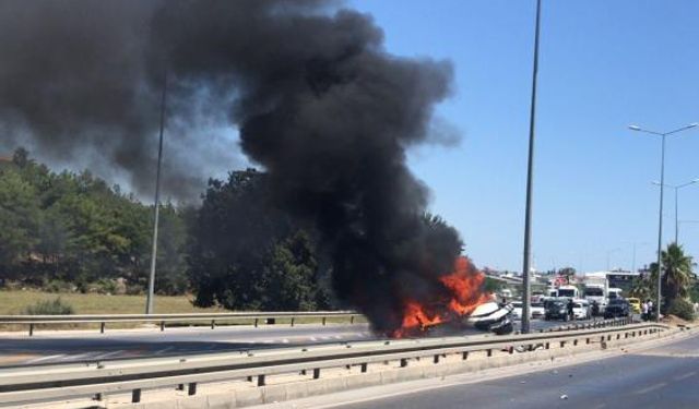 Manavgat'ta bariyerlere çarpan otomobil alev aldı