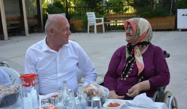 Başkan Kumral huzurevi sakinleri ile aynı sofrada buluştu