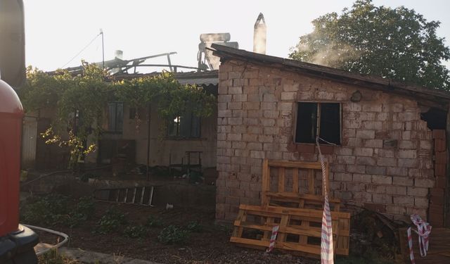 Evde çıkan yangında yatağa bağımlı yaşlı kadın hayatını kaybetti