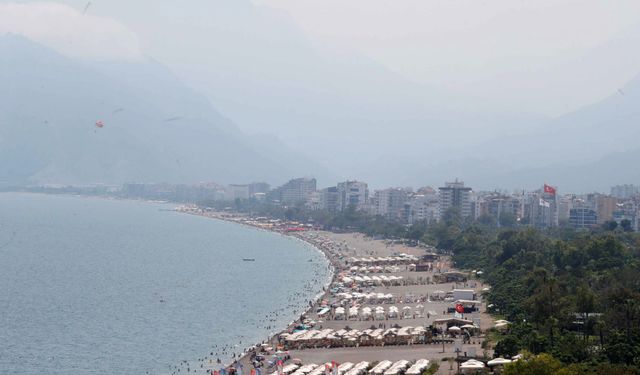 Antalya'nın simgesi Beydağları nem bulutu arasında kayboldu