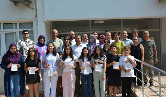LGS’de başarı elde eden öğrenciler altın ile ödüllendirildi