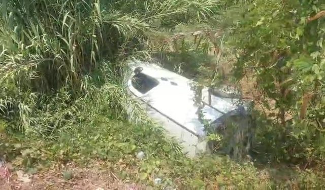 Manavgat’ta hafif ticari araç boş sulama kanalına devrildi: 1 yaralı