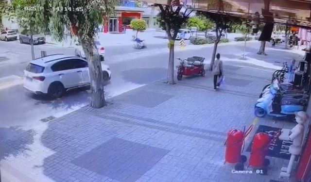 Önüne çıkan otomobili görünce motosikletiyle birlikte yola savruldu