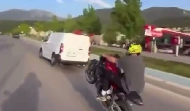 Plakasız motosikletle akrobasi hareketi yapan sürücüye, Trafik Kanunu’nun çeşitli maddelerinden ceza uygulandı