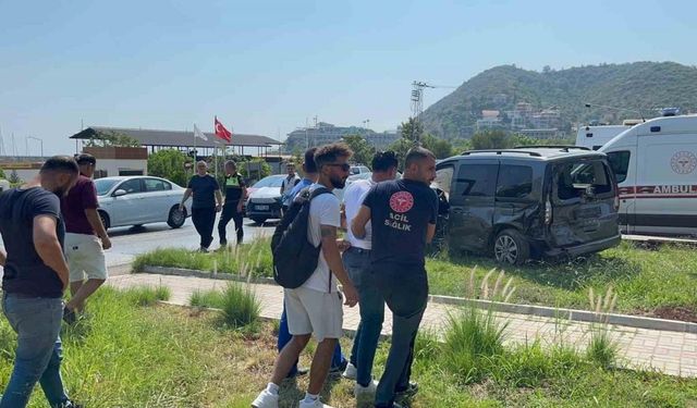 Tur minibüsü ile hafif ticari araç çarpıştı: 2 yaralı