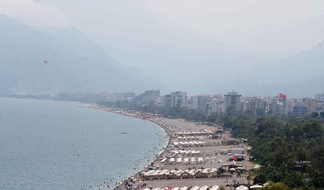 Antalya'nın simgesi Beydağları nem bulutu arasında kayboldu