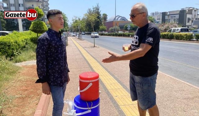 15 yaşındaki genç, limonata satarak hayaline yürüyor