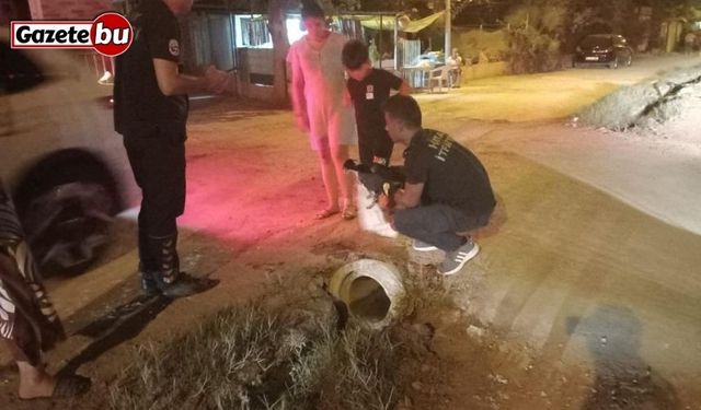 Kanalizasyon borusuna sıkışan yavru köpeği itfaiye kurtardı