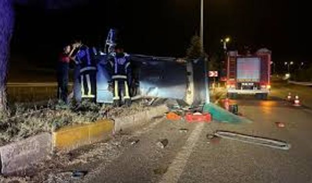 Refüje çarparak takla atan Tofaş kullanılmaz hale geldi: 4 yaralı