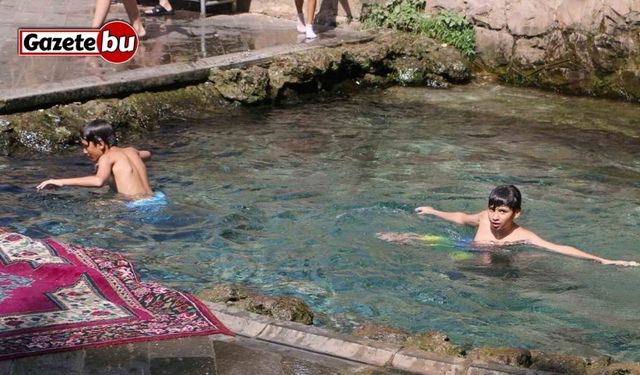 Diyarbakırlı çocuklar yataktan kalkıp süs havuzuna koşuyor