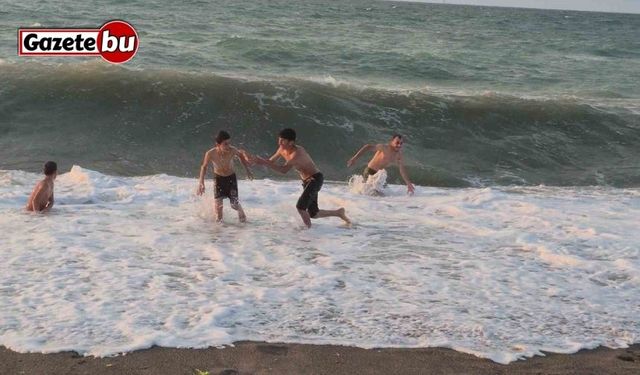 Mardin’in sıcağından kaçtılar kendilerini Karadeniz’in dalgalarına bıraktılar