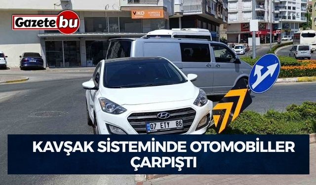 Kavşak sisteminde otomobiller çarpıştı