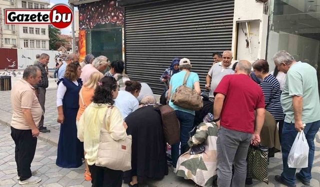 Vatandaşlar tişörtleri alabilmek için birbirleriyle yarıştı