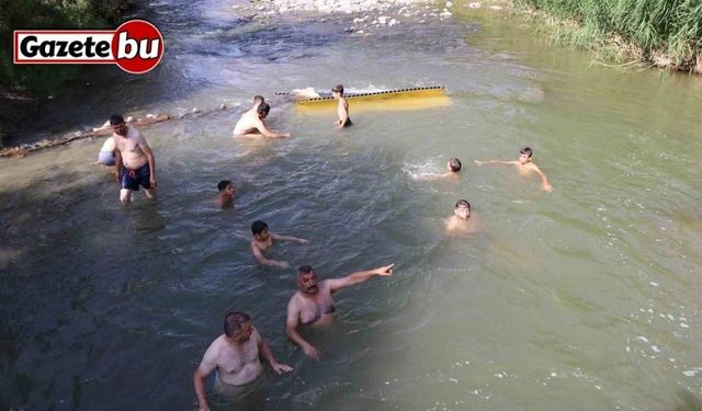 Hem serinliyor hem de eğleniyorlar