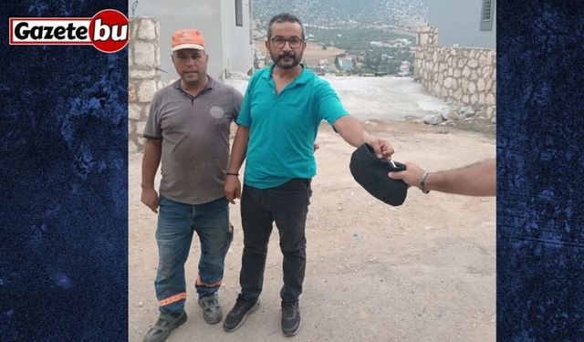 Belediye görevlilerinden örnek davranış buldukları cüzdanı sahibine teslim ettiler