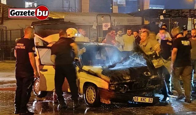 Seyir halindeki otomobil alev alev yandı