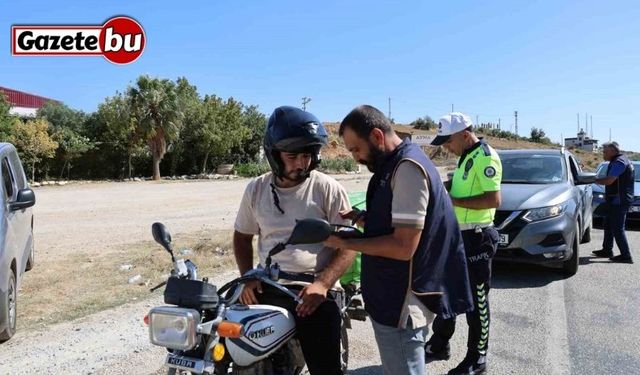 Polis hem sıcakla mücadele ediyor hem kentin huzurunu sağlıyor