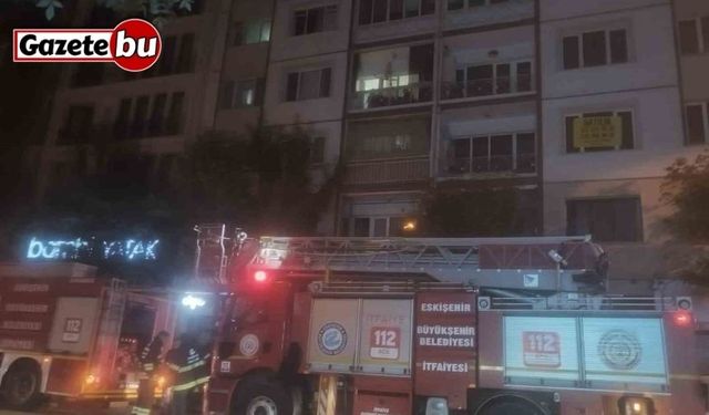 Apartmanda gece çıkan yangın mahalleyi ayağa kaldırdı: 1 yaralı
