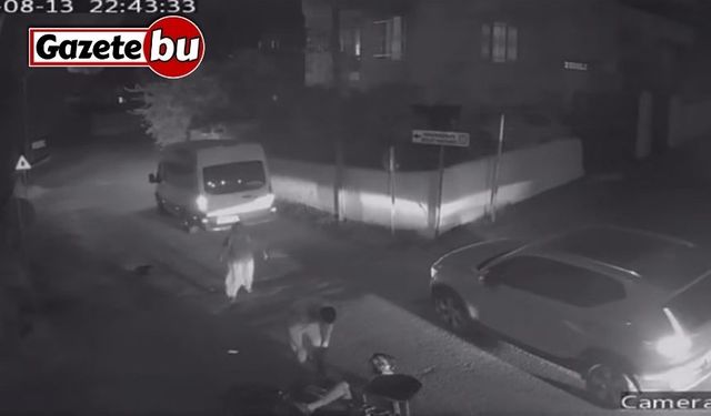 Motosikletin, minibüse ok gibi saplandığı kaza kamerada
