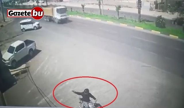 Motosikletli saldırgan iş yerine kurşun yağdırıp kaçtı: O anlar kamerada