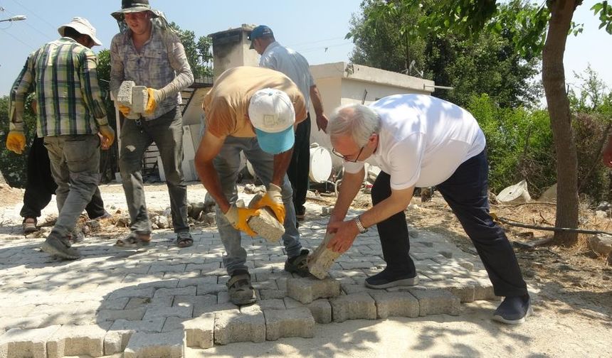 Kozan'da Yol Yapım Ve Parke Çalışması Gerçekleştiriyor