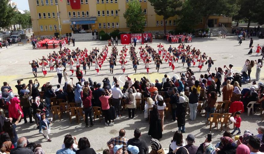 Isparta’da 170 öğrenci ile folklor gösterisi yapıldı