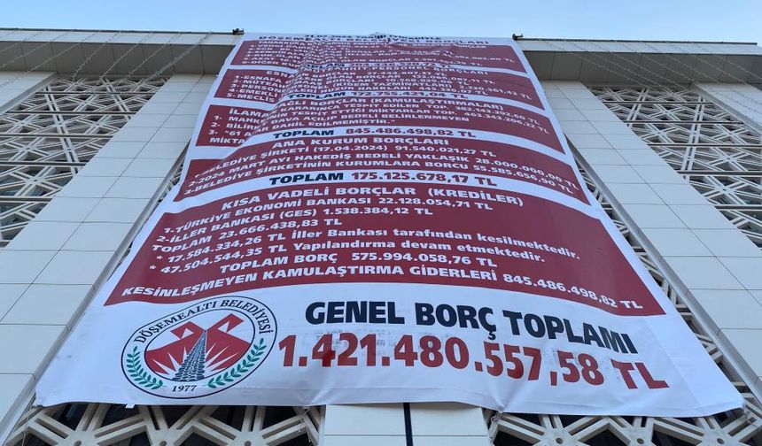 Antalya'da CHP’li belediye, önceki CHP'li yönetimin borçlarını belediye binasına astı