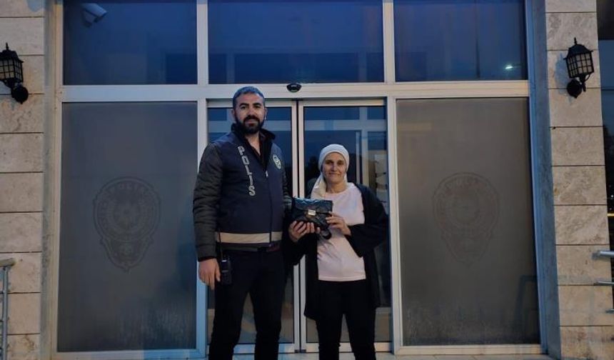 Vatandaşın bulduğu çanta polisle sahibine ulaştırıldı