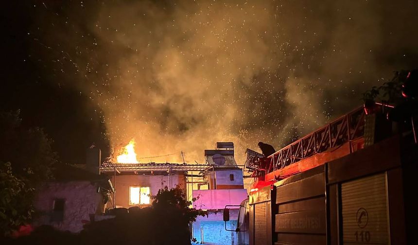 Uşak'ta Yangın Faciası: 3 Ev Küle Döndü